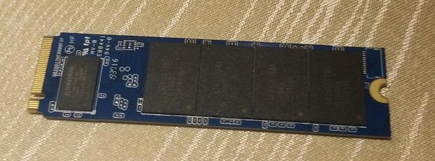 Тыльная сторона референсного SSD на базе Phison E12S